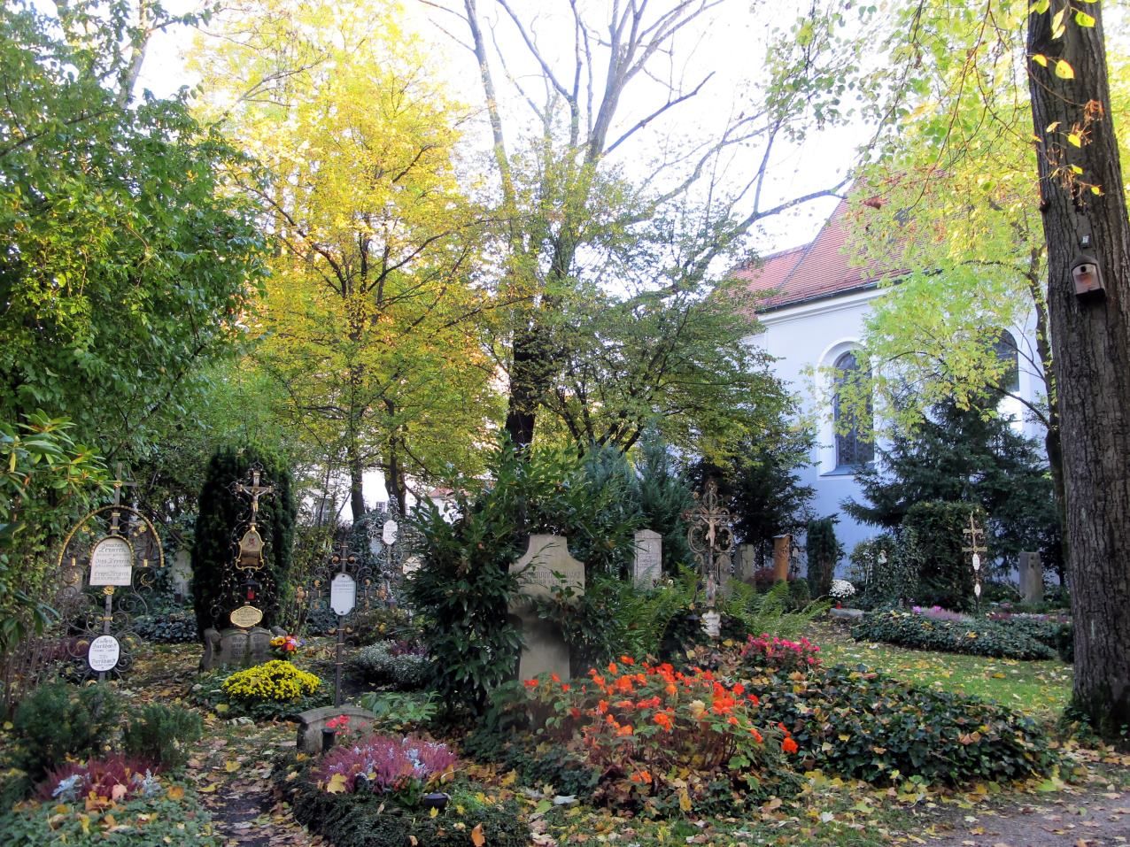 Herbstliche Grabstätten und Baumbestand rund um St. Georg auf dem Friedhof Bogenhausen