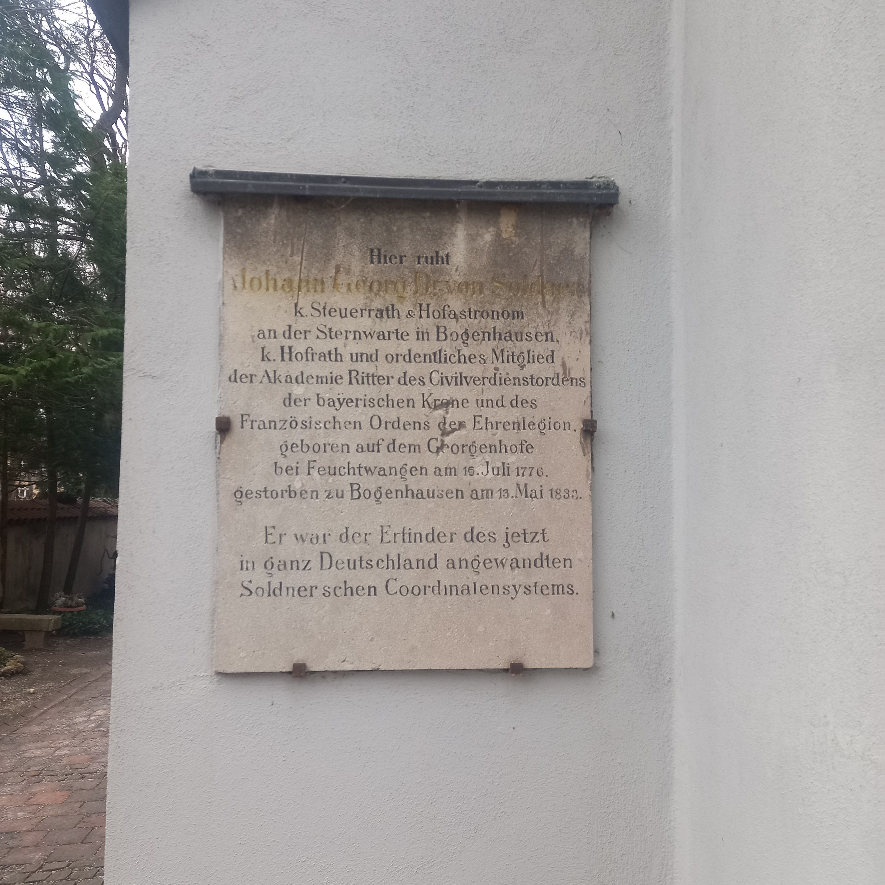 Grabplatte für Johann Georg von Soldner an St. Georg auf dem Friedhof Bogenhausen