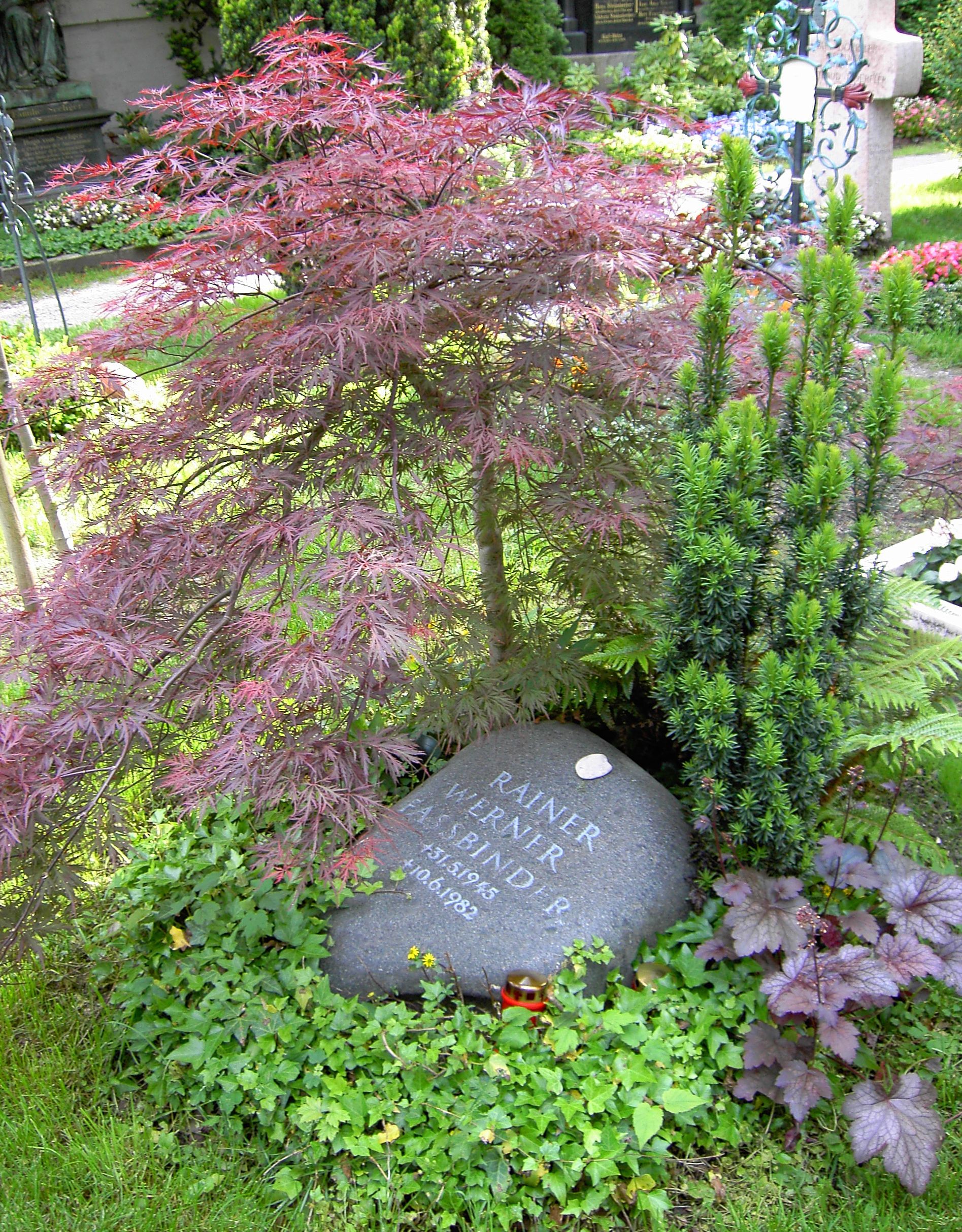 Grabstätte von Rainer Werner Fassbinder auf dem Friedhof Bogenhausen